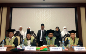 Dekan Fakultas Ushuluddin selaku penguji I beserta tim lainnya menyempatkan berfoto bersama beberapa mahasiswa usai ujian munaqasyah